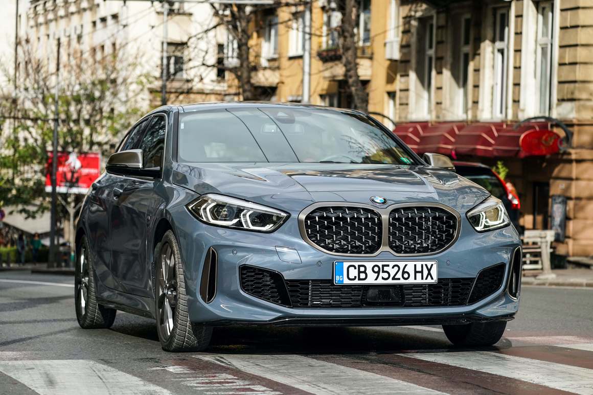 Спортният върхов модел BMW M135i xDrive (среден разход на гориво: 7,1 – 6,8 л/100 км; СО2 емисии (комбинирани): 162 – 155 г/км) се отличава с впечатляваща, вдъхновена от моторните спортове Mesh бъбрековидна радиаторна решетка с триизмерно оформена мрежа вместо класическите пластини.