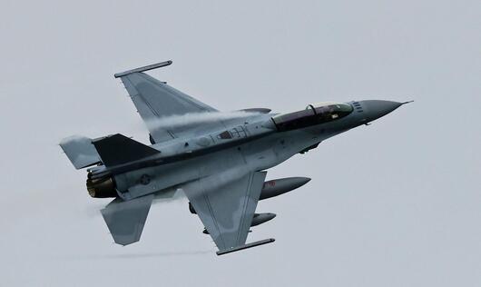 Новият F-16 направи първия си полет във въздушното пространство на България