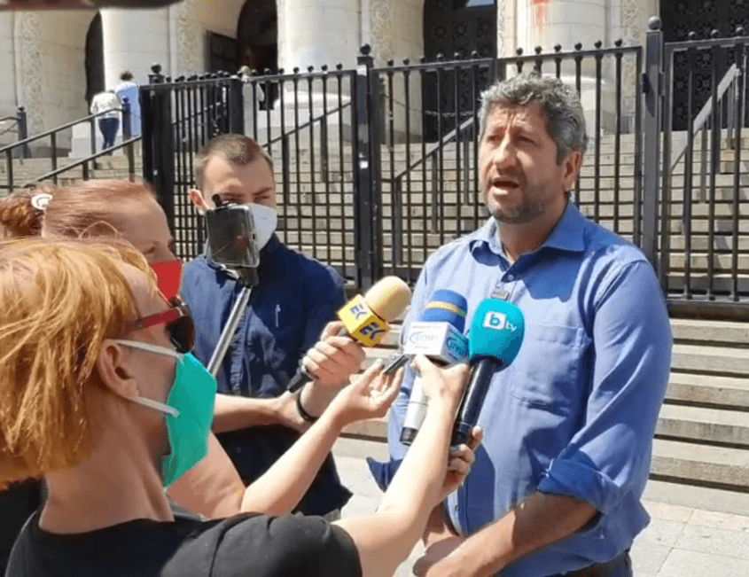 Христо Иванов на свидетелски разпит в СДВР заради червената боя по Съдебната палата