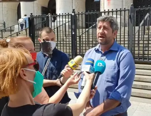 Христо Иванов на свидетелски разпит в СДВР заради червената боя по Съдебната палата
