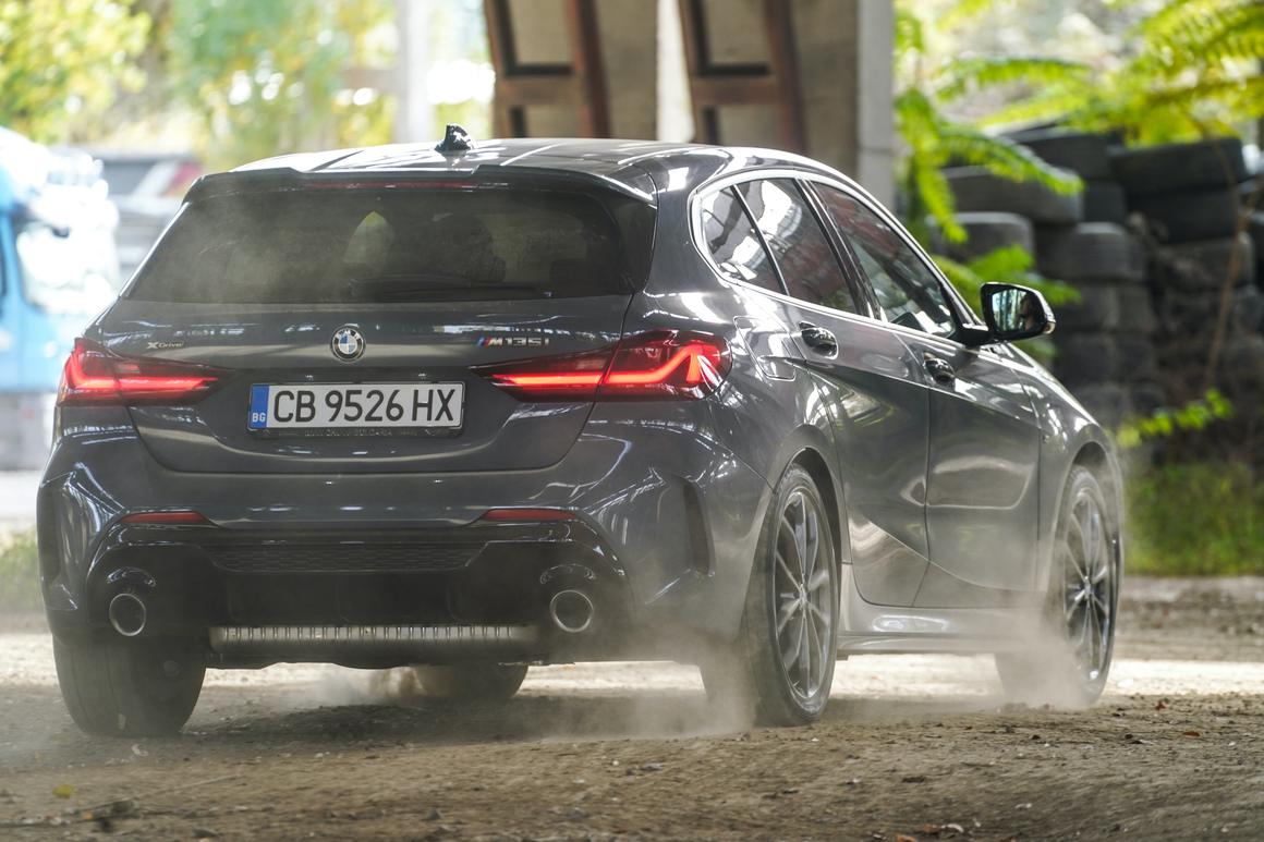 Новото BMW Серия 1, което ще се предлага само с 5 врати, е дълго 4 319 мм – или 5 мм по-малко от предшественика. Широчината ме (1 799 мм) е увеличена с 34 мм спрямо предишния модел, а височината (1 434 мм) – с 13 мм. Междуосието вече е 2 670 мм, или с 20 мм по-късо от моделите от второ поколение.