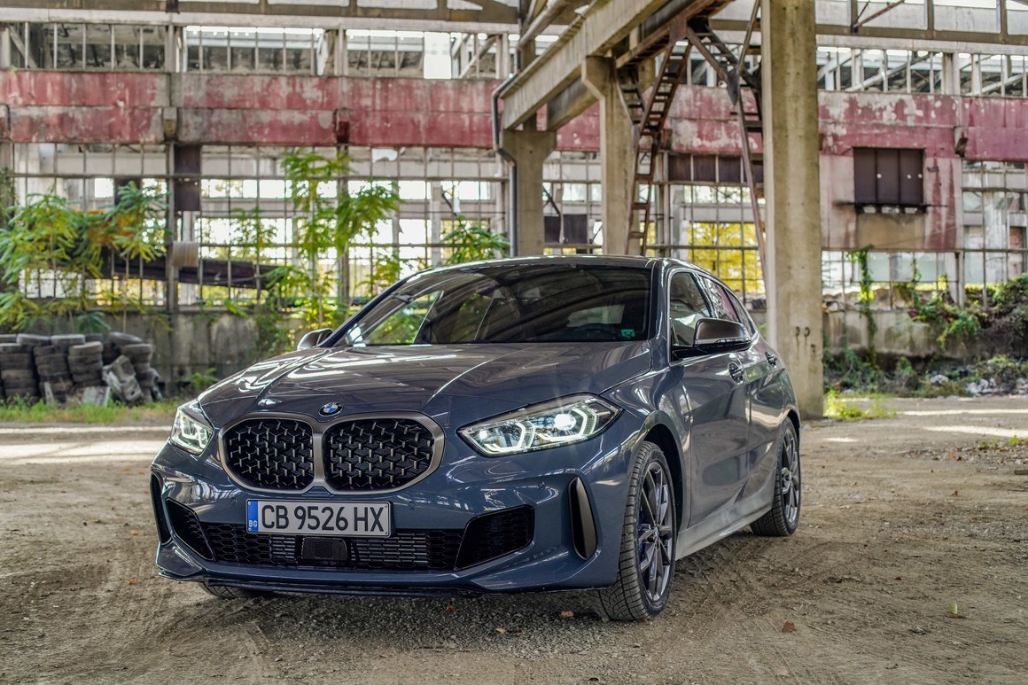 На новото BMW Серия 1 ще се монтират три- и четирицилиндрови двигатели от най-новото поколение на семейството агрегати BMW EfficientDynamics, които благодарение на множеството подобрения в детайлите са още по-икономични, по-екологични и в някои случаи и по-мощни. При въвеждането на пазара ще се предлагат три дизелови и два бензинови двигателя с мощност от 85 кВт (116 к.с.) при BMW 116d (среден разход на гориво: 4,2 – 3,8 л/100 км; СО2 емисии (комбинирани): 110 – 100 г/км) до 225 кВт (306 к.с.) при BMW M135i xDrive. Неговият нов двигател е най-мощният четирицилиндров агрегат на BMW Group. BMW M135i xDrive ускорява от 0 до 100 км/ч за само 4,8 сек. (4,7 секунди с M Performance пакет, който ще е наличен от ноември 2019 г.), максималната скорост е 250 км/ч (ограничена).