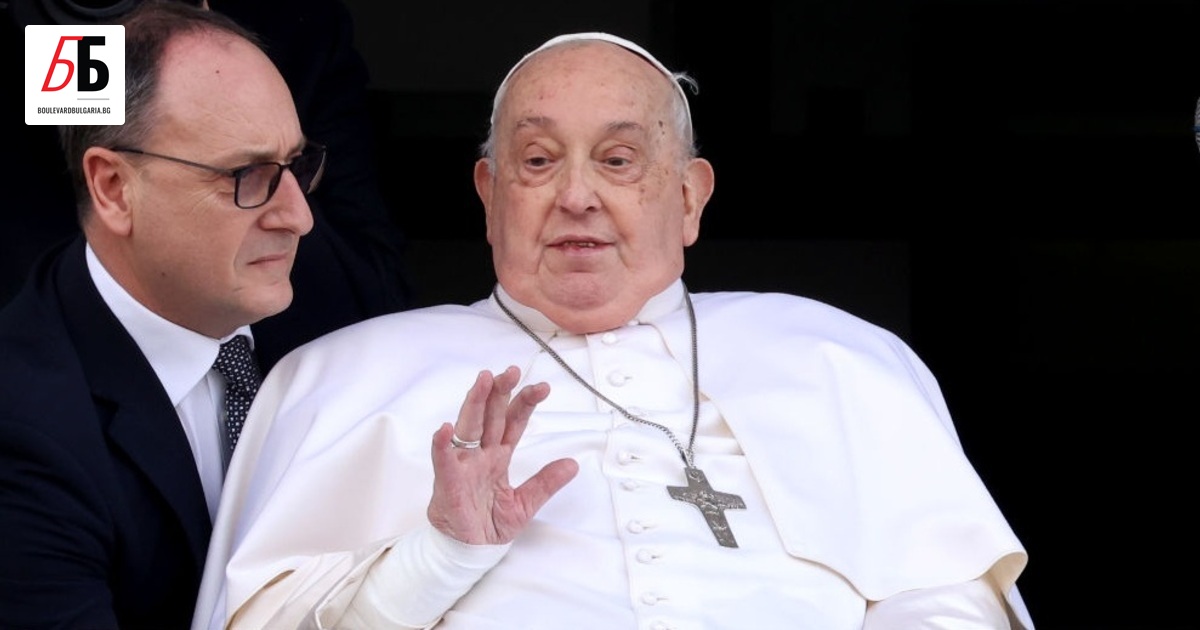 Папа Франциск направи първата си публична поява, след като беше