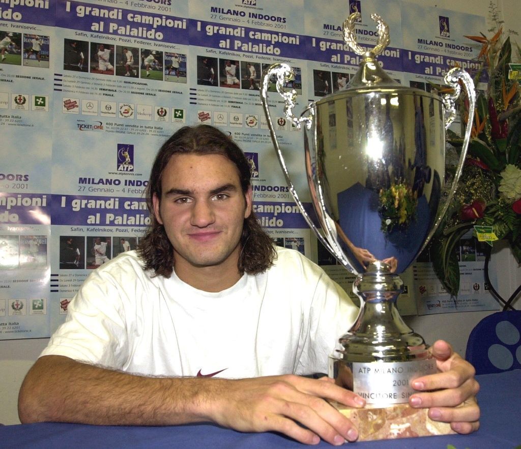 Милано, 2001 г. Светът на тениса вече знае името на Роджър Федерер, който току-що е спечелил дебютния си трофей.