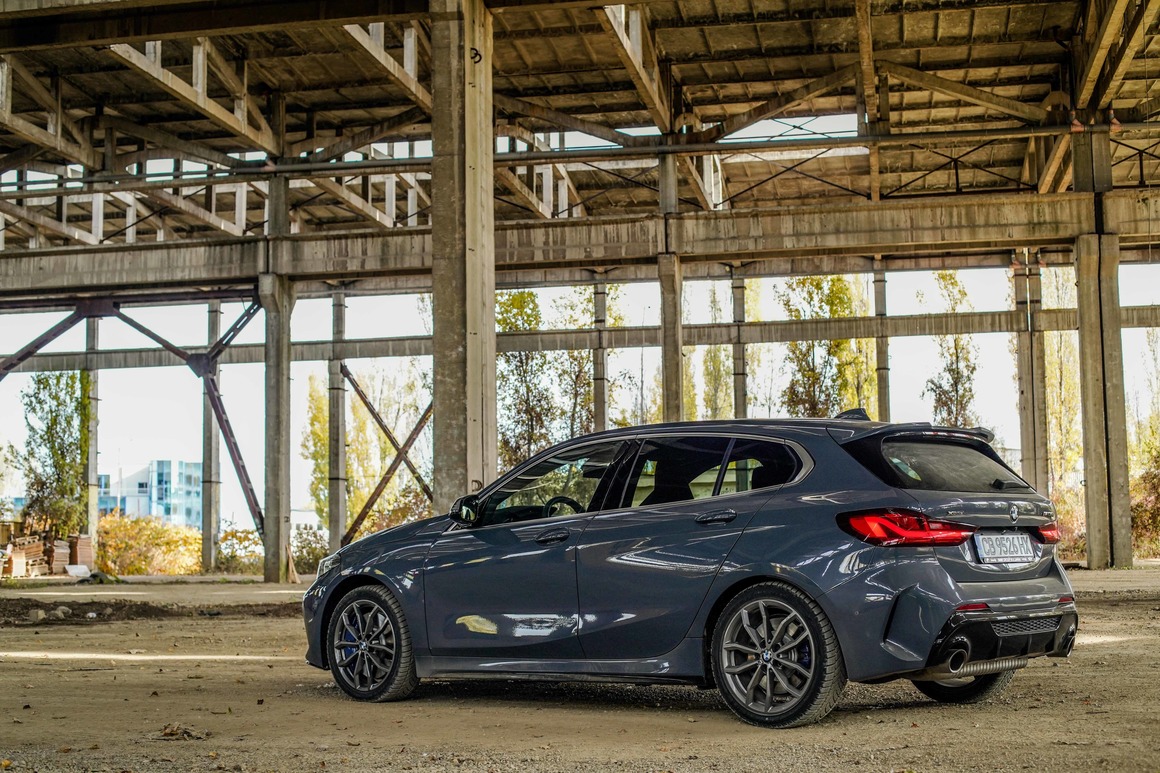 В силуета на новото BMW Серия 1 веднага прави впечатление ясно изразения Sharknose, подчертаната клиновидна форма и тясната графика на прозорците, която завършва в интегрираната в задните колони извивка на Хофмайстер.