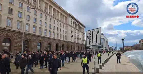 "Вън Пеевски от властта": Граждани отново излязоха на протест срещу корупцията