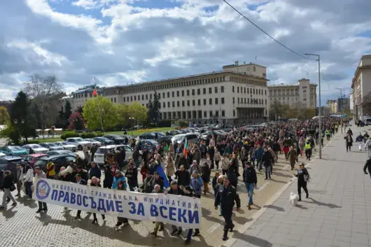 Как телевизиите не забелязаха хиляди протестиращи срещу Пеевски и корупцията