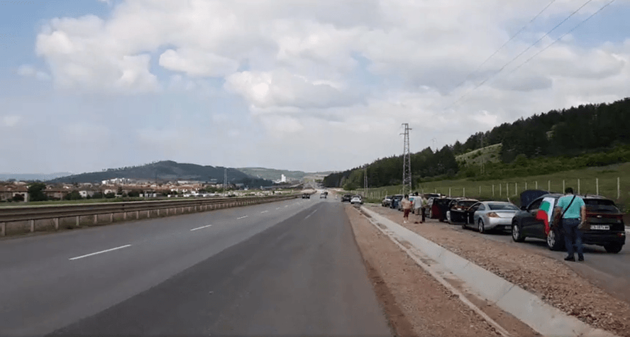 Автошествие към сръбската граница: Протестиращите стигнаха до "Калотина"