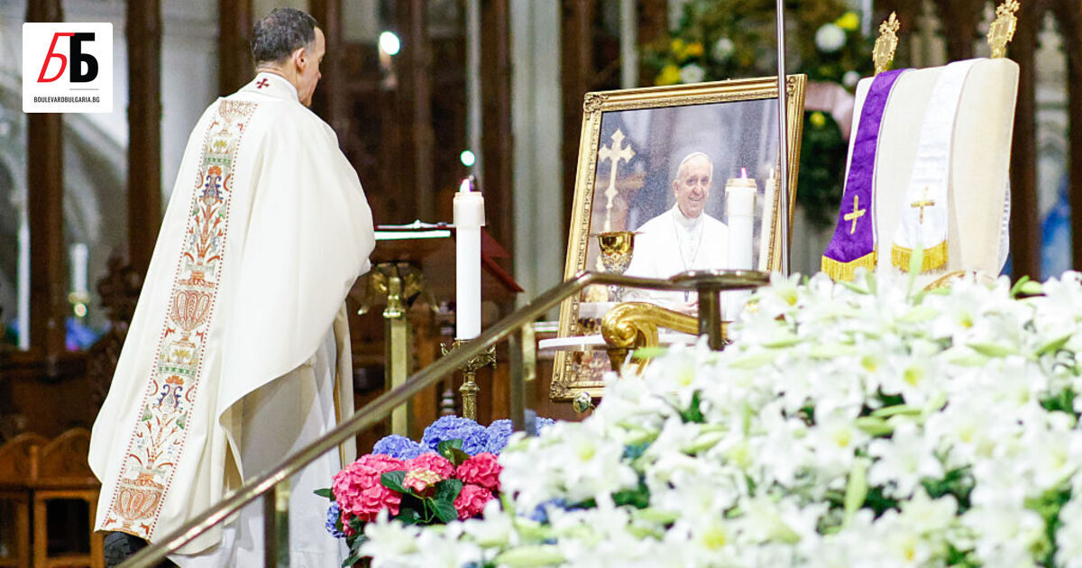 Папа Франциск е починал след инсулт, който е причинил кома
