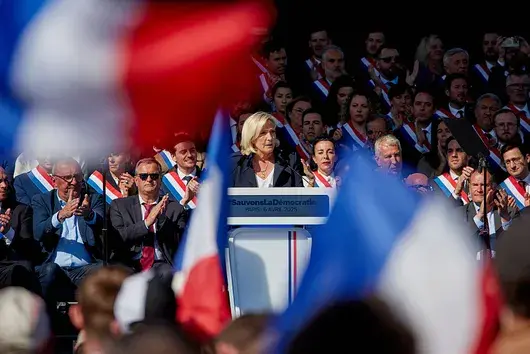 Милиардерът зад възхода на крайната десница във Франция