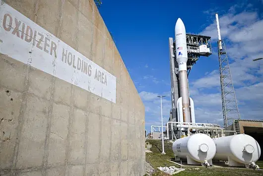 Amazon влиза в битка със Starlink на Илон Мъск с интернет сателитите си Kuiper 