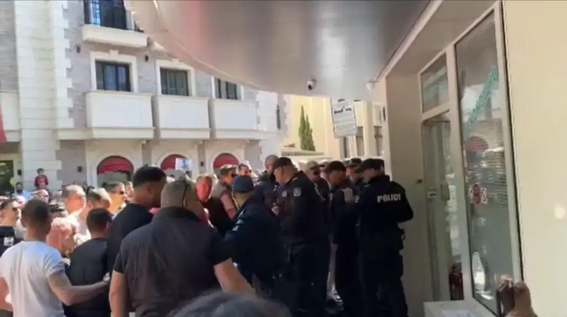 Напрежение и викове "убийци" на протест в Пловдив заради смъртта на 6-годишното дете, починало след упойка