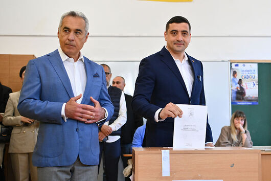 Националистът Джордже Симион води на първия тур на изборите в Румъния