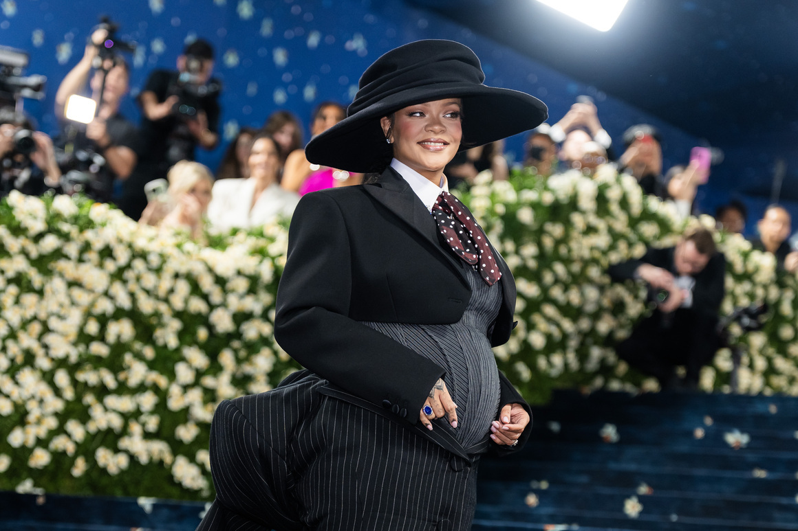 Риана разкри на Met Gala 2025, че е бременна за трети път