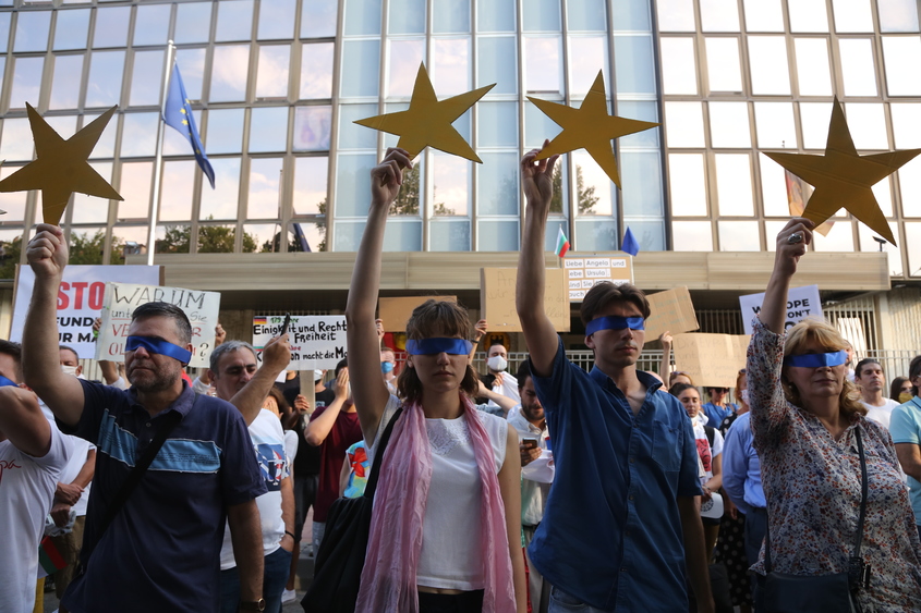 Протестиращите организираха "масово затваряне на очи" пред посолството на Германия
