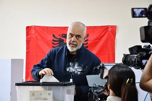 Еди Рама печели над 50% на изборите в Албания, въпреки намесата на стратега на Тръмп против него