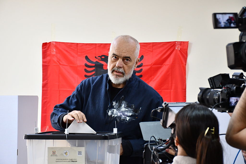 Еди Рама печели над 50% на изборите в Албания, въпреки намесата на стратега на Тръмп против него