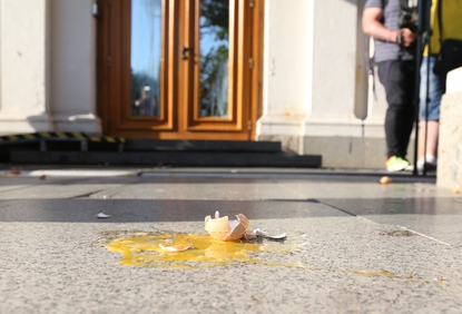 Яйца полетяха към парламента, извънредното заседание пропадна