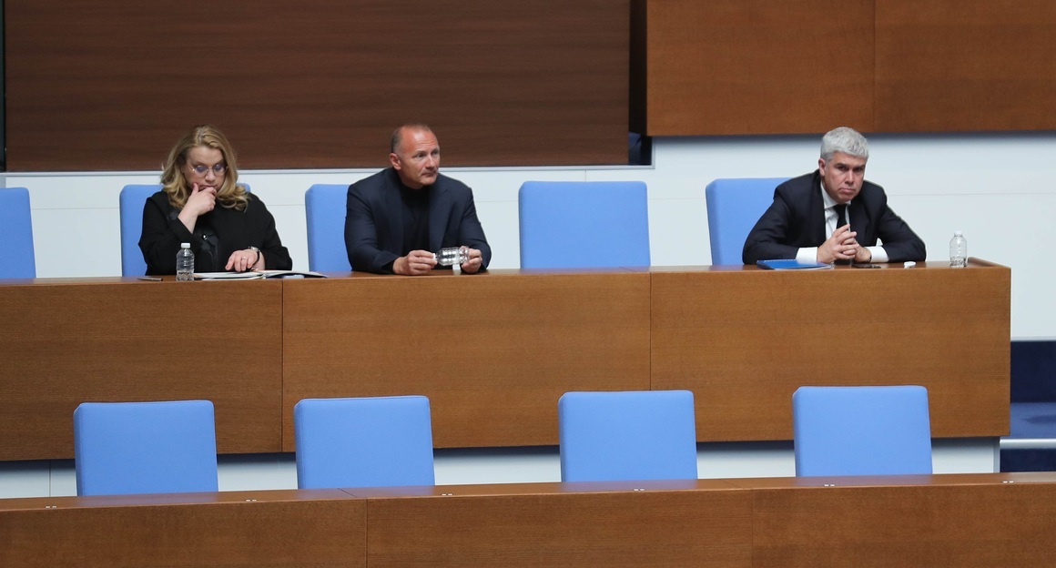 "Дали съм нахален? Това не е противозаконно": Росен Христов се подигра с НС, вместо да отговаря на критиките за "Боташ"