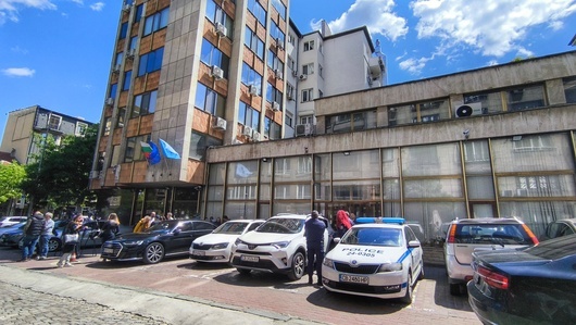 Полиция пред централата на ДПС, областната управа си връща имота