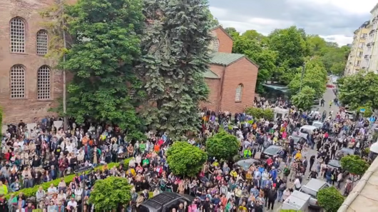 Столичани излязоха на протест в подкрепа на кмета Васил Терзиев и "срещу мафията"