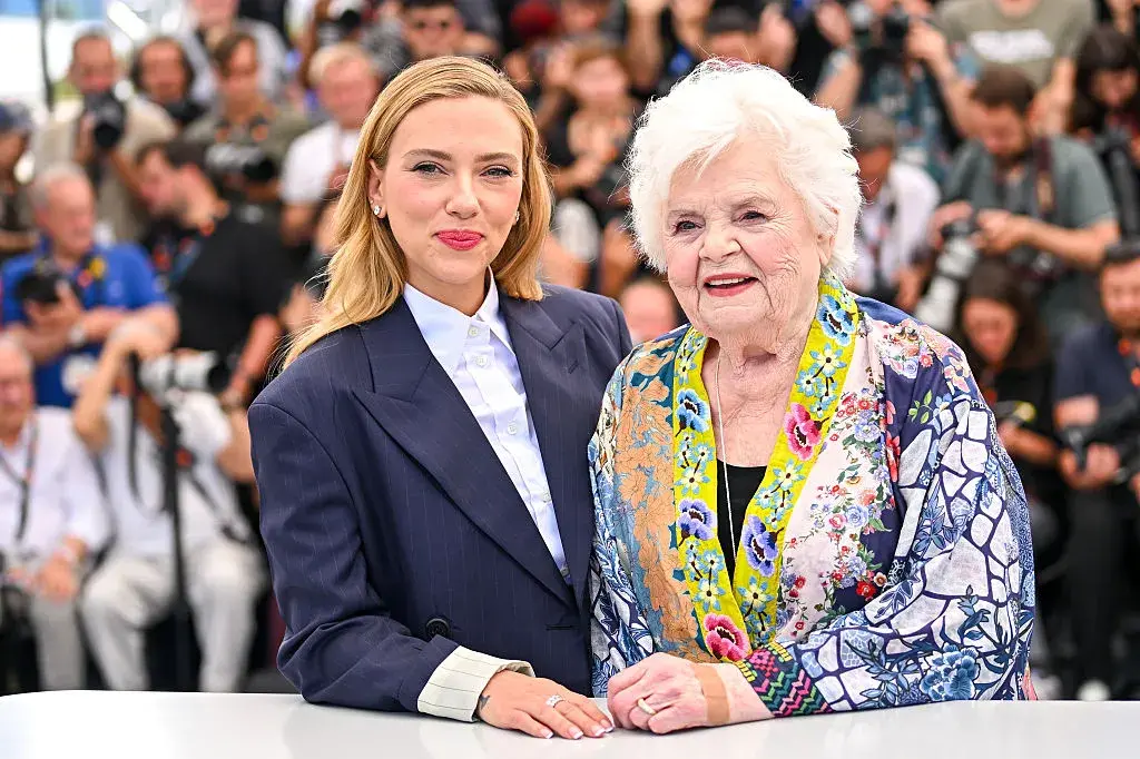 В главната роля е актрисата Джун Скуиб