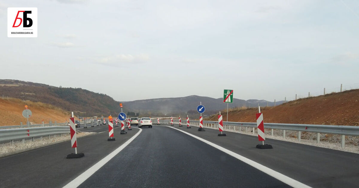 30 000 икони, 15 000 плажни топки, 50 000 балона