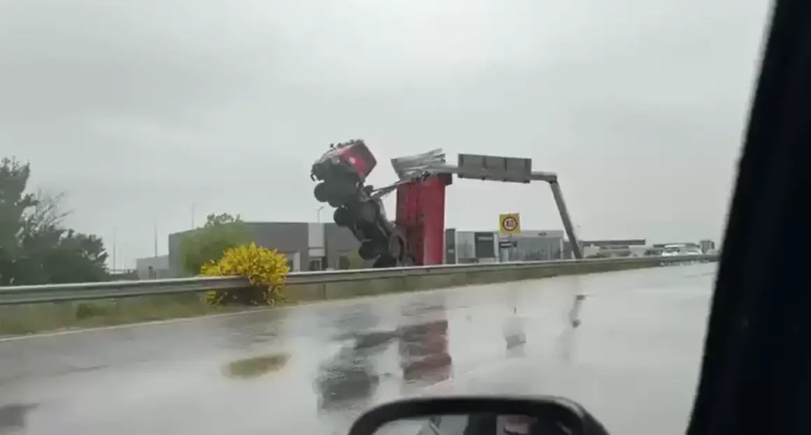 Камион се вряза в пътни знаци край Пловдив и увисна във въздуха
