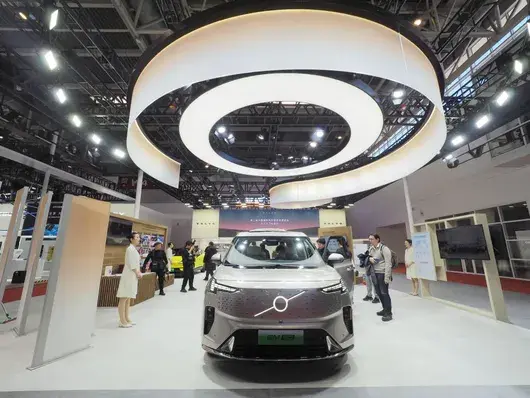 Шведската Volvo съкращава 3000 "бели якички"