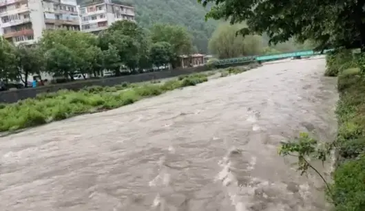 Река Вит излезе от коритото си в Тетевен, кризисен щаб оценява ситуацията