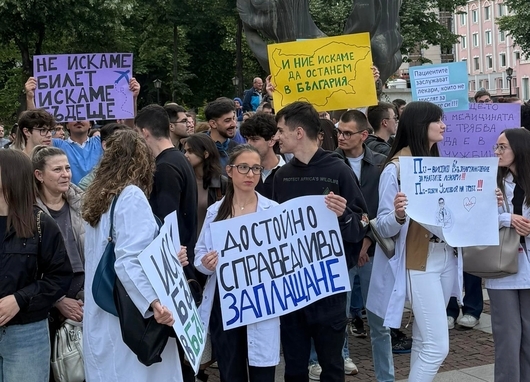 Медицински сестри, млади лекари и студенти поискаха достойни заплати и условия на труд (обновена)
