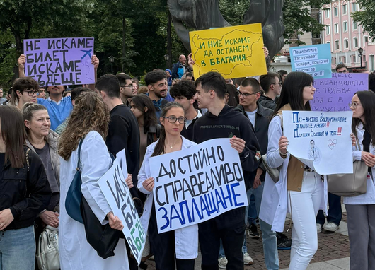 Медицински сестри, млади лекари и студенти поискаха достойни заплати и условия на труд (обновена)