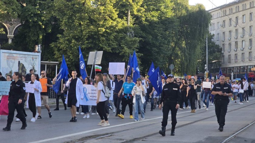 Млади медици излязоха на втори масов простест