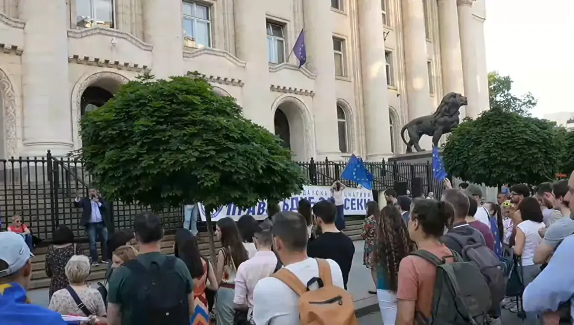 С нов протест граждани в София поискаха Пеевски "вън от властта"