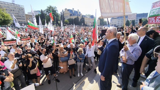 По команда на "Възраждане" противниците на еврото пак се събраха на протест в София