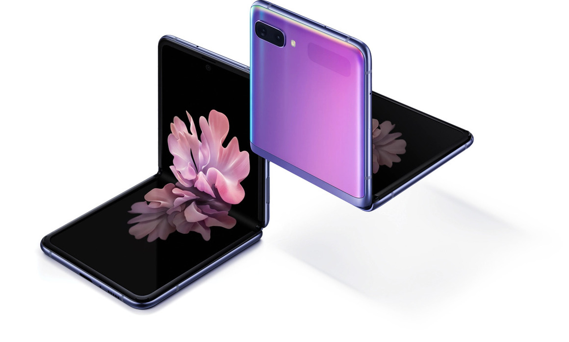 <br><br> Galaxy Z Flip на Samsung спечели наградата за най-добър сгъваем телефон.
Когато е отворен, 6,7-инчовият динамичен AMOLED екран с разделителна способност 1,080 x 2,636 заема централната част без никаква забележима гънка в средата. Затворен, той става наполовина по-голям и предпазва основния екран от повреди, като същевременно показва известията, входящите повиквания и допълнителната информация на вторичен 1.1 инчов дисплей. <br><br> Сред предимствата на Galaxy Z Flip са двойната му камера с широк и ултра широк обектив, дълготрайната батерия от 3300 mAh и определено здравият корпус.
<br><br> Цена: 2649 лева