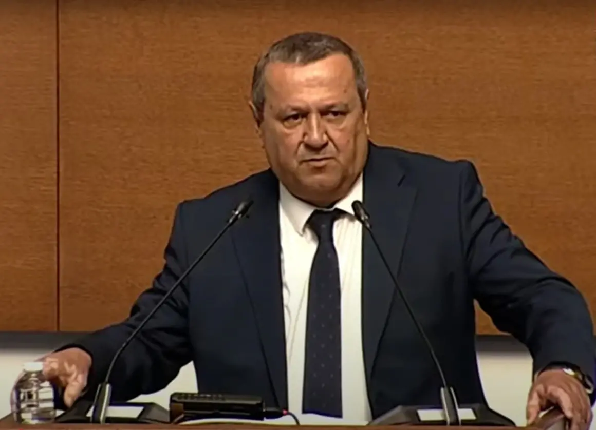 Кой е Хасан Адемов -  служебен министър на труда и социалната политика