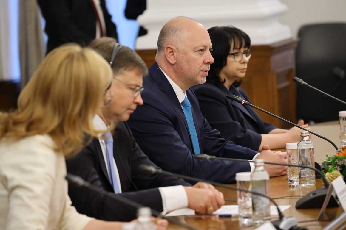 Домбровскис: Еврото е като щит в смутните времена след нахлуването на Русия в Украйна
