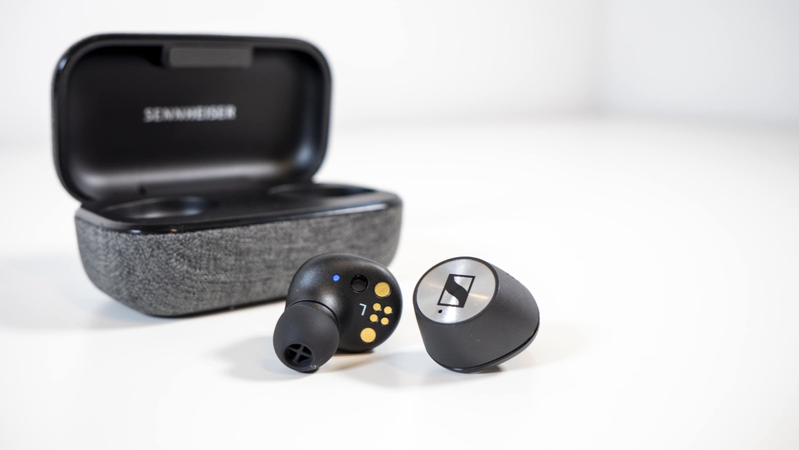 <br><br> Momentum True Wireless 2 на Sennheiser са победител при слушалките тип безжични тапи. Те са много леки, прецизни като звук и с възможност за допълнителни настройки чрез приложението Smart Control на Sennheiser.
<br><br> Животът на батерията е значително подобрен – до седем часа, а добре направеният калъф за носене/зареждане допълнително удължава живота им, чрез собствена акумулаторна батерия. Използвани са множество технологии за да се гарантира, че True Wireless 2s ще отговарят на всяка форма на ухото.
<br><br> Цена: 292 евро