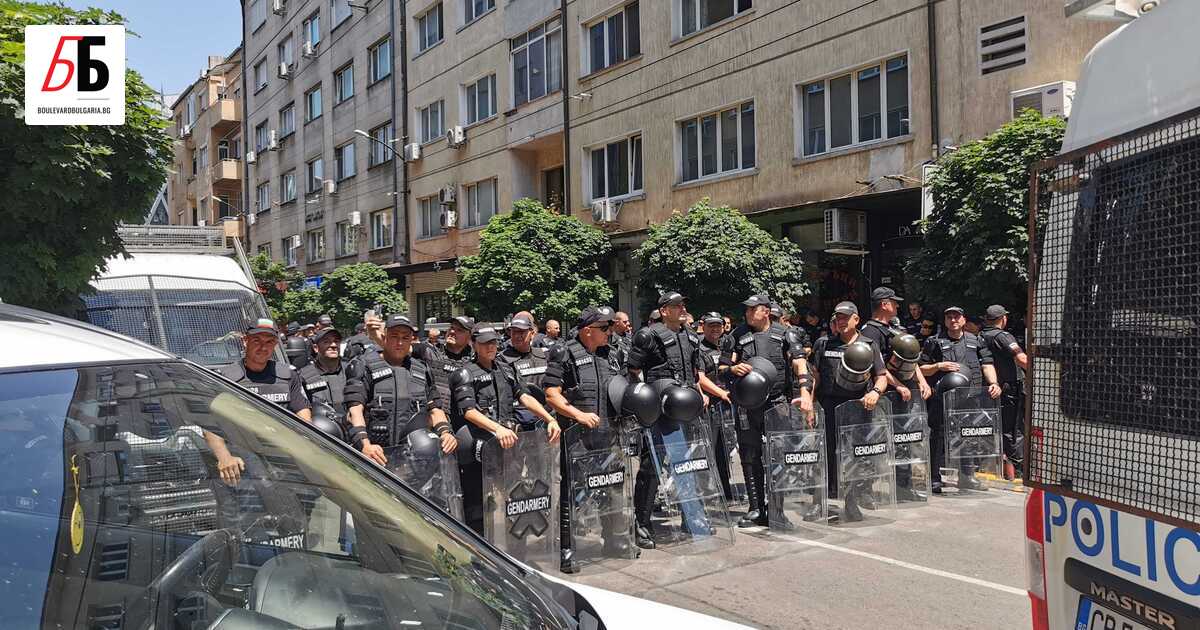 Полицията струпа в кордон десетки униформени с щитове в района