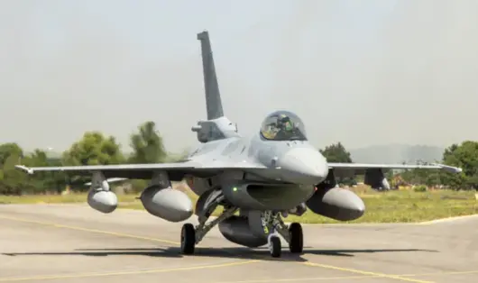 Вторият български F-16 кацна в авиобаза "Граф Игнатиево"