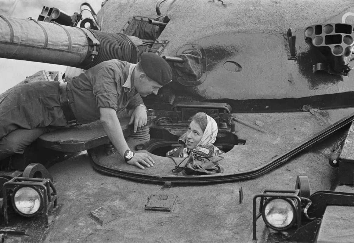 <br><br>
1969 г.: Принцесата получава инструкции за управлението на танк от британски войник по време на визита в Германия. Ан прави първата си официална изява на 18-годишна възраст. През 1970 г. придружава родителите си на посещението им в Австралия. По-късно тя споделя пред журналисти, че е изпитвала големи притеснения по време на пътуването, защото "няма училище, което да те подготвя за кралските обиколки", а пресата често я критикувала за това, че "не гледа в правилната посока и не казва правилните думи".