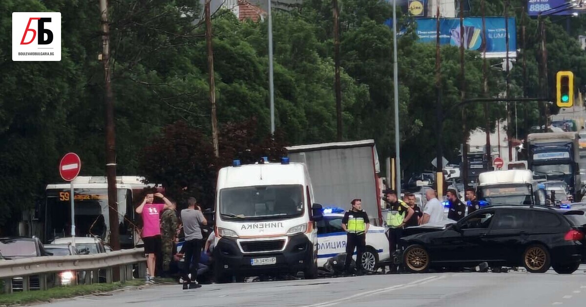 Лек автомобил блъсна полицейски патрул на столичен булевард в кв.