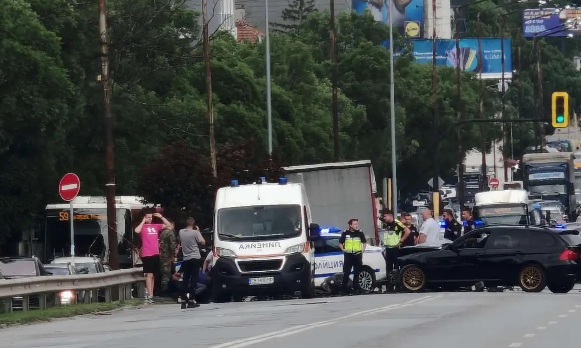 Шофьор блъсна полицейски патрул и избяга. Двама полицаи са пострадали
