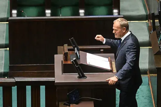 Доналд Туск изправя кабинета на крехката си коалиция пред вот на доверие 