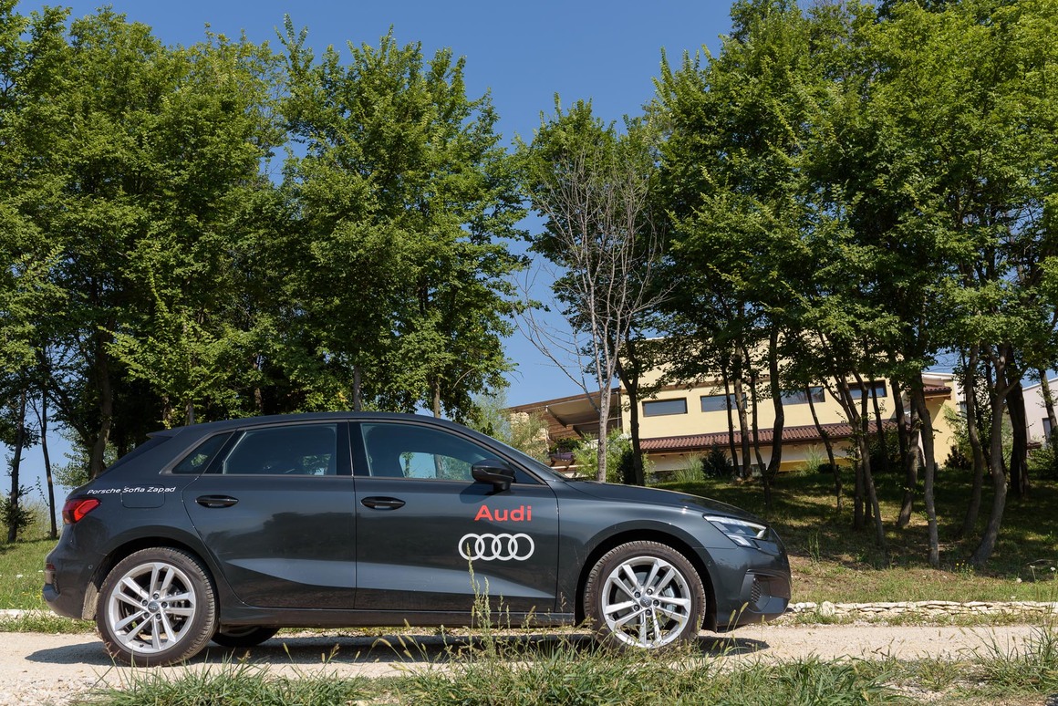<br><br>
Софтуерът на A3 и VW Golf е идентичен, но докато в Golf управлението на електрониката е през сензори, в A3 все още се намират добрите стари копчета, с които командвате климатика, избора на профили на шофиране, светлините. Скоростните лостове, които по-скоро са къси джойстици, също са почти еднакви. Новото им име е “компактен селектор”. Говорим за автоматичната седемстепенна предавателна кутия с два съединителя S tronic.
<br><br>
Въпреки мощното навлизане на тъчскрийновете, гласовото управление и сензорите, механичните копчета си остават по-лесното и бързо решение, особено докато карате.
<br><br>
Индивидуалните настройки могат да бъдат запаметявани в до шест потребителски профила – от климатичната инсталация и позицията на седалките до често избирани цели за навигационната система и редовно използвани медии.