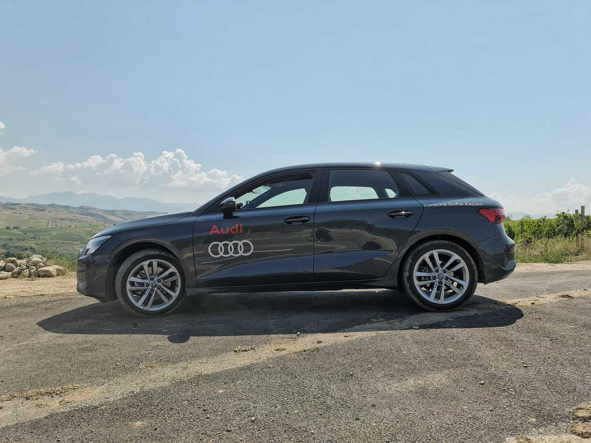 <br><br>
Преди няколко дни в България беше официалната премиера на новото Audi A3 в България - четвъртото поколение на серията компактни автомобили от Инголщадт.
Това съвсем не е класът, който движи продажбите у нас, но е важен модел за останалата част от Европа, където практичната, градска кола има своето място.
<br><br>
A3 излезе през 1996 г. и беше нещо съвсем ново - едва по-късно BMW последва примера с 1 серия и Mercedes с A-Class.