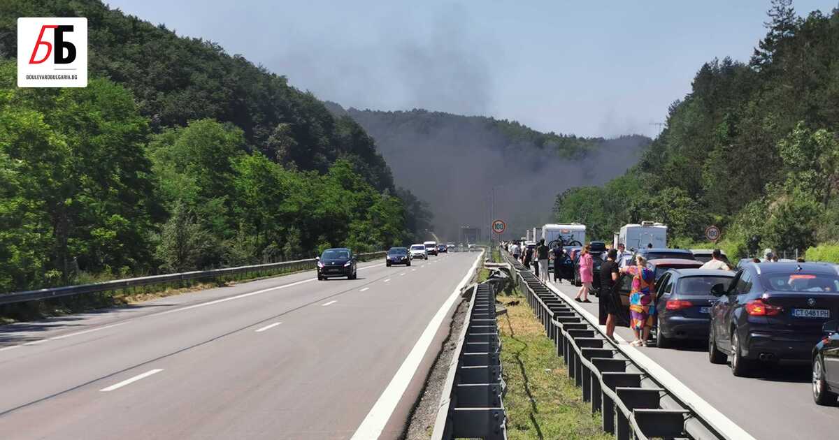 Автомобил се е запалил малко след 15:00 ч. в посока
