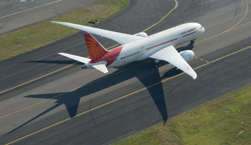 Самолет на Air India се върна аварийно в Хонконг заради технически проблем