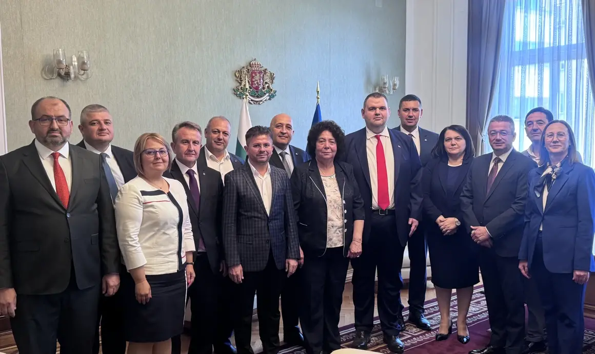 Пеевски окончателно овладя Кърджали и събра всички кметове за "семейна снимка"